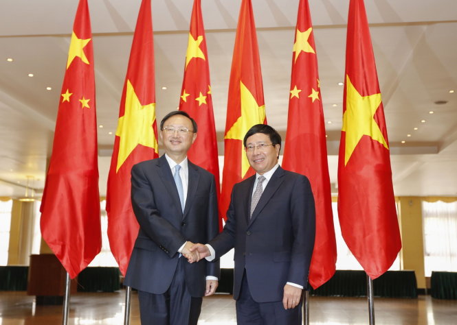 Ủy viên Quốc vụ Trung Quốc Dương Khiết Trì (trái) bắt tay Phó Thủ tướng Phạm Bình Minh tại Hà Nội ngày 27-6 - Ảnh: VIỆT DŨNG
