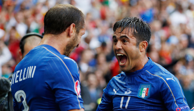 Eder (phải) ăn mừng bàn thắng mở tỉ số cùng Chiellini - Ảnh: REUTERS