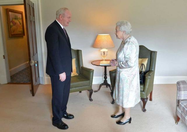 Nữ hoàng Anh Elizabeth II nói chuyện với phó thủ hiến Bắc Ireland Martin McGuinness tại lâu đài Hillsborough, phía nam thành phố Belfast ngày 27-6-2016 - Ảnh: AFP