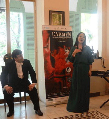 Nghệ sĩ Patrick Garayt và Thanh Huyền trong buổi tập vở Carmen tại TP.HCM - Ảnh: Raymond