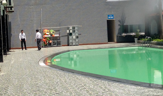 Bể bơi nằm trong khách sạn Vinh Plaza - nơi xảy ra vụ đuối nước khiến bé Việt, 9 tuổi tử vong - Ảnh: DOÃN HÒA