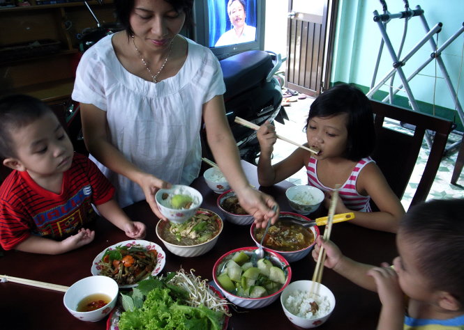 Bữa cơm gia đình là nơi vun đắp hạnh phúc cho mỗi nhà nhưng cũng là điều “xa xỉ” với một số gia đình trẻ tại các đô thị hiện nay - Ảnh: Nguyễn Công Thành