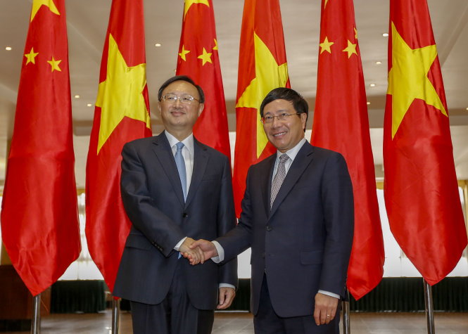 Phó thủ tướng Phạm Bình Minh (phải) đón Ủy viên Quốc vụ Trung Quốc Dương Khiết Trì trước phiên họp ở Hà Nội ngày 27-6 - Ảnh: Việt Dũng