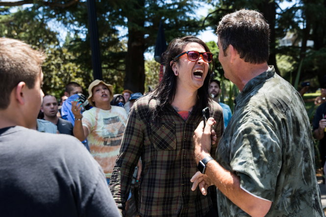 Một phụ nữ thuộc bên chống phân biệt chủng tộc (giữa) đương đầu với thành phần tôn sùng người da trắng ở Sacramento, 
ngày 26-6 - Ảnh: Reuters
