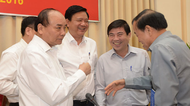 Thủ tướng Nguyễn Xuân Phúc (bìa trái) trò chuyện với lãnh đạo TP.HCM sau buổi làm việc - Ảnh: Tự Trung