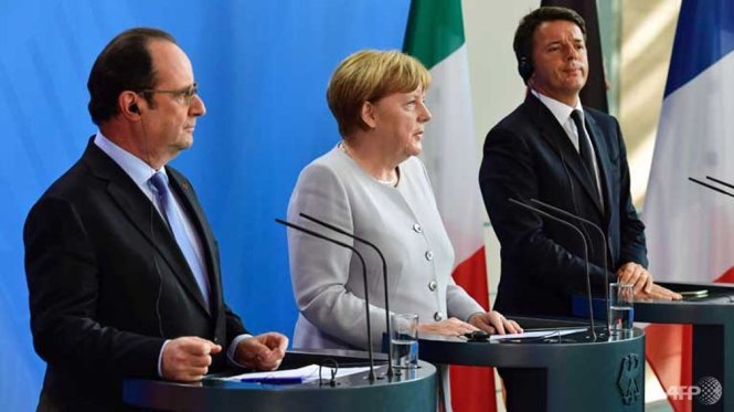 Từ trái sang: Tổng thống Pháp Francois Hollande, thủ tướng Đức Angela Merkel và thủ tướng Ý Matteo Renzi trong cuộc họp báo hôm 27-6 - Ảnh: AFP