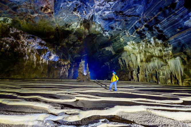 Vòm đá và nền thạch nhũ trong hang Tiên