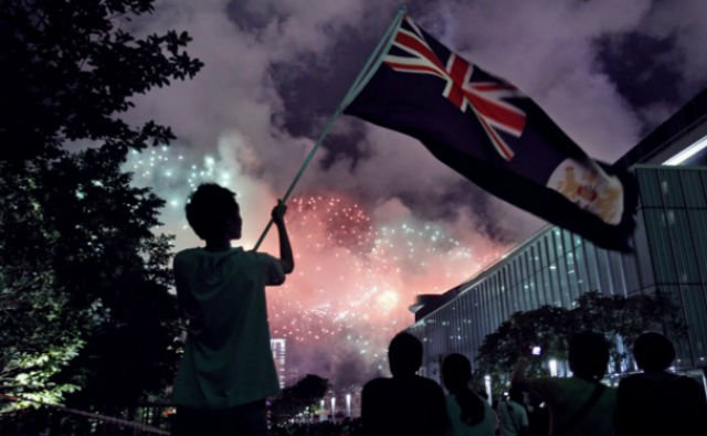 Phong trào đòi trở lại thuộc Anh Hồng Kông: Một vài người dân Hồng Kông mong muốn trở lại thuộc chủ quyền Anh. Tuy nhiên, phong trào này không ảnh hưởng quá nhiều đến sự phát triển của Hồng Kông. Hãy xem hình ảnh liên quan để cảm nhận sự đa dạng, sôi nổi và tiềm năng của đất nước này.