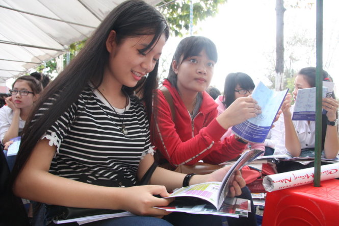 Học sinh tỉnh Bình Thuận tìm hiểu thông tin kỳ thi THPT quốc gia năm 2016 - Ảnh: TRẦN HUỲNH