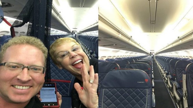 Ông Steven Schneider (trái) chụp ảnh với tiếp viên chuyến bay mà chỉ có mình ông là hành khách - Ảnh: Independent/Twitter