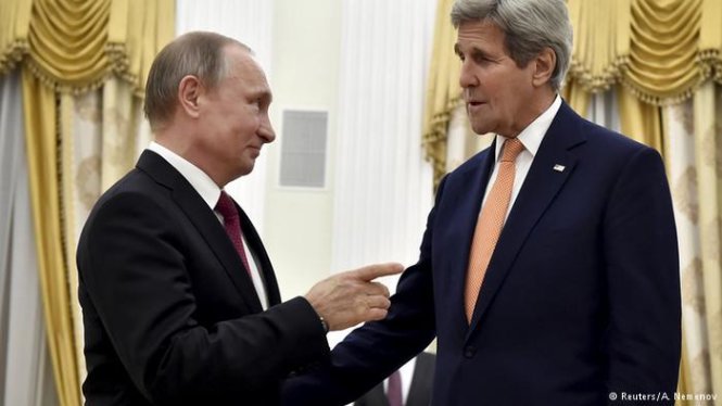 Tổng thống Nga Vladimir Putin (trái) hội đàm với Ngoại trưởng Mỹ John Kerry - Ảnh: Reuters