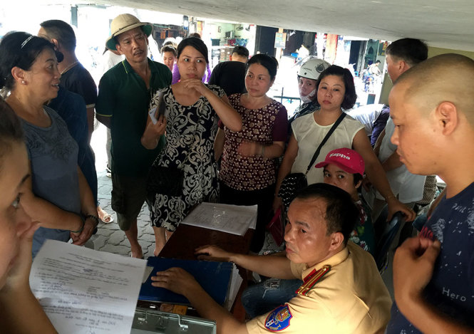 Người dân xếp hàng chờ nộp giấy tờ, làm thủ tục tại địa điểm đăng ký xe máy điện CA quận Hoàn Kiếm - Ảnh: THÂN HOÀNG