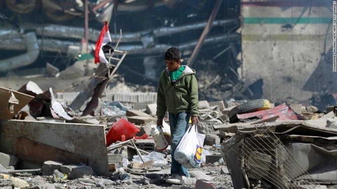 Khung cảnh tan hoang tại thủ đô Yemen (Sanaa) sau các vụ không kích của Ả rập Saudi hồi đầu năm nay - Ảnh: CNN