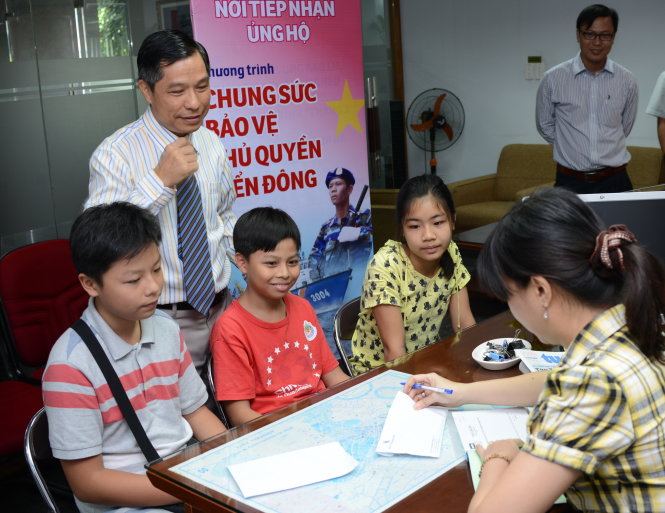TS Lê Nguyễn Minh Quang hướng dẫn con cháu đóng góp cho chương trình 