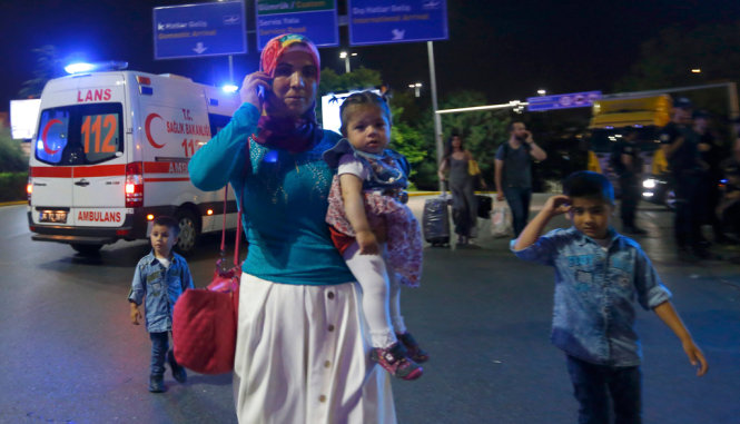 Hành khách rời sân bay Ataturk - Ảnh: REUTERS