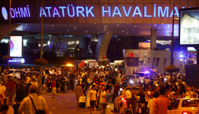 Dòng người rời khỏi sân bay Ataturk sau vụ tấn công - Ảnh: REUTERS