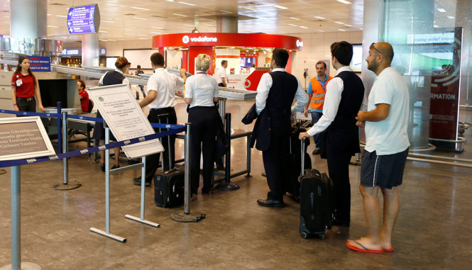 Hành khách sắp hàng làm thủ tục tại sân bay Ataturk vào chiều 29-6. Chỉ vài giờ sau khi bị tấn công, một phần sân bay đã hoạt động bình thường trở lại - Ảnh: REUTERS