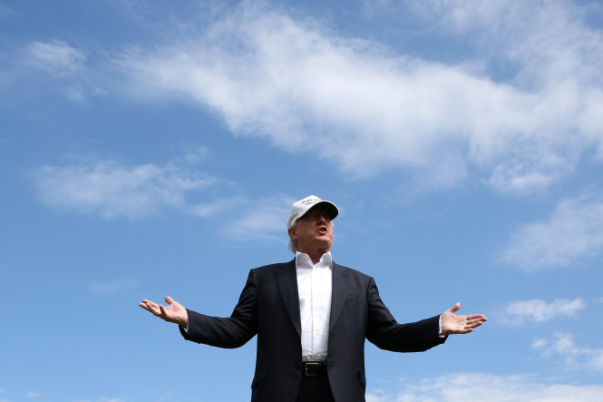 Ông Donald Trump phát biểu trước truyền thông tại sân golf của mình ở Aberdeen, Scotland - Ảnh: Reuters
