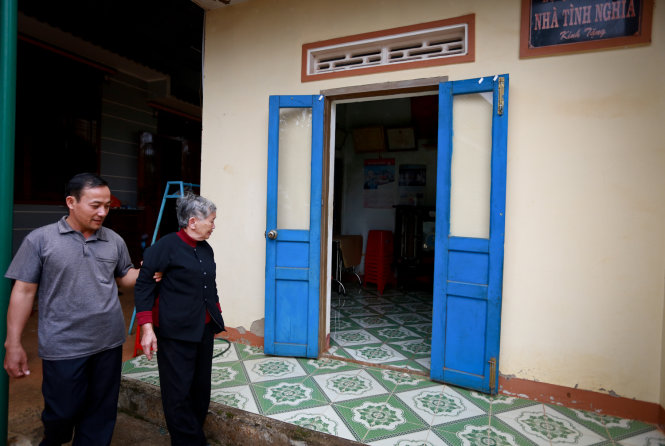 Mẹ Việt Nam anh hùng Nguyễn Thị Xuân bên căn nhà tình nghĩa chuẩn bị đón tiếp thí sinh vào ở - Ảnh: Tiến Thành