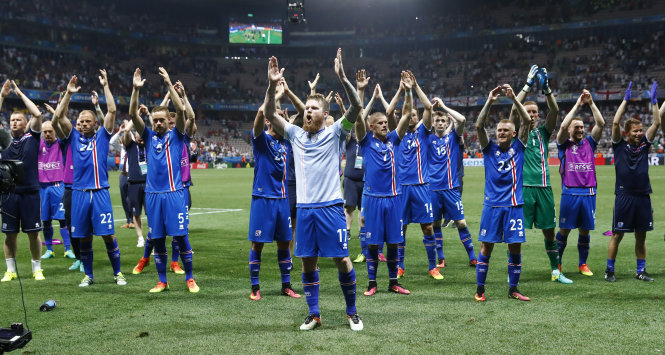 Các cầu thủ Iceland ăn mừng chiến thắng trước tuyển Anh - Ảnh: Reuters
