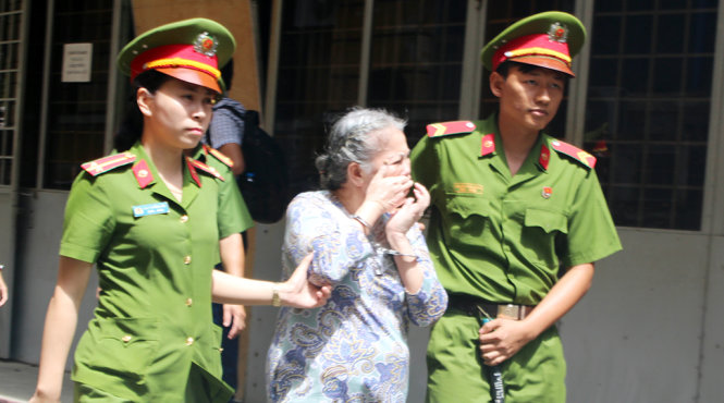 Bị cáo Nguyễn Thị Hương bị giải đi sau phiên tòa - Ảnh: MINH BẰNG