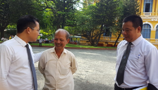 Cha bị cáo Võ Văn Minh trao đổi với luật sư Phạm Hoài Nam
