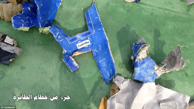 Những mảnh vỡ tìm thấy trong vụ tai nạn máy bay Ai Cập xảy ra ngày 19-5 - Ảnh: Facebook