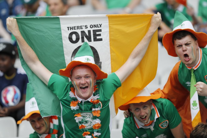CĐV Ireland luôn đem lại không khí hừng hực, rất hội hè trên các khán đài         - Ảnh: Reuters