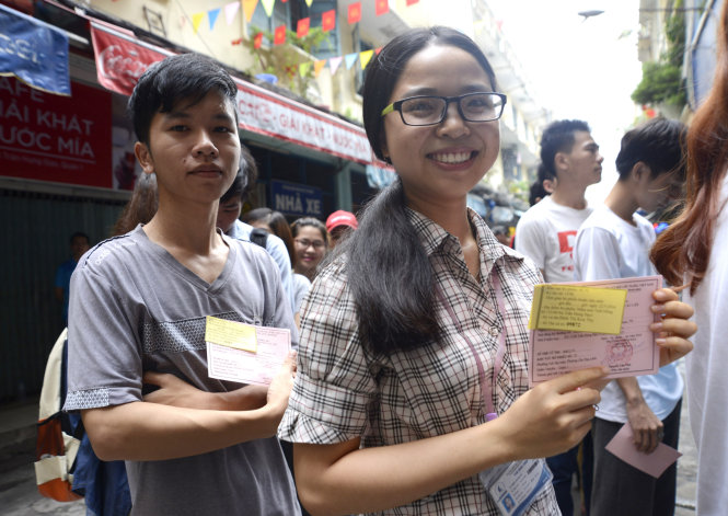 Sinh viên ký túc xá Trần Hưng Đạo (Q.1, TP.HCM) đi bỏ phiếu bầu cử sáng 22-5 - Ảnh: DUYÊN PHAN