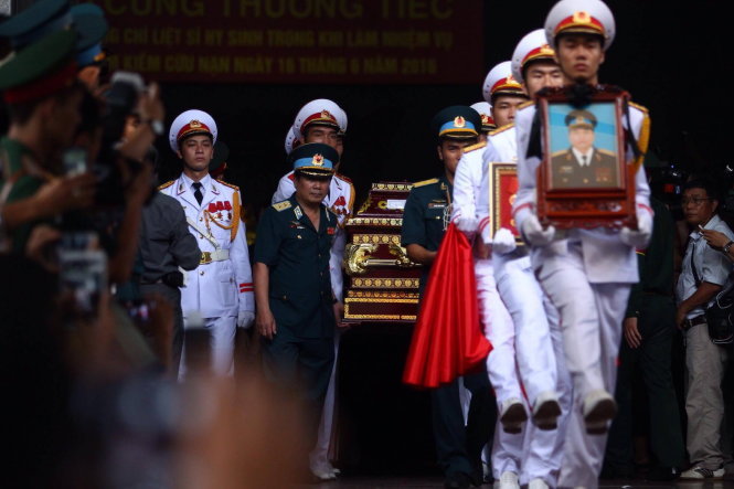 Đội tiêu binh tiến hành các nghi thức chuyển linh cữu đưa các liệt sĩ ra xe tang - Ảnh: Nguyễn Khánh