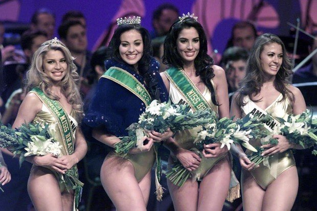 Fabiane Niclotti (thứ hai từ trái sang) đăng quang Miss Brazil 2004.