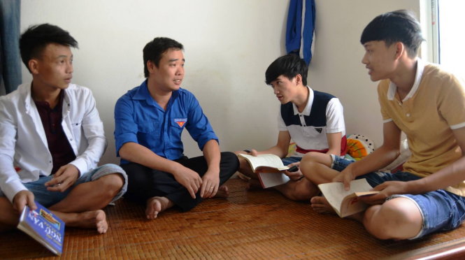 Anh Lê Quang Lưu (P. An Xuân, TP Tam Kỳ, Quảng Nam) dành hai phòng ở của gia đình mình cho gần 10 thí sinh ở miễn phí - Ảnh: LÊ TRUNG