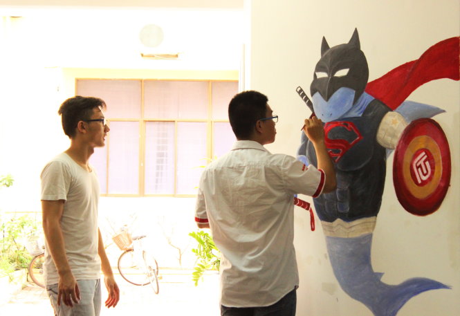 Nhóm sinh viên lớp K53CLC1 thực hiện mẫu thiết kế “cá mập siêu anh hùng” - Ảnh: M.KHANG