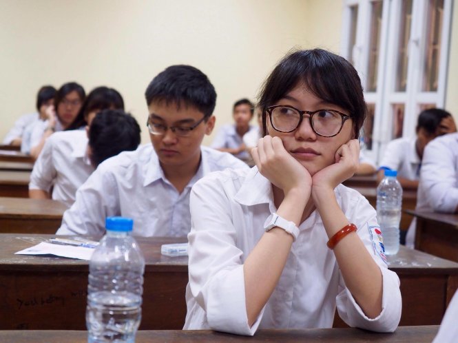 Thí sinh chờ phát đề thi tại hội đồng thi ĐH Thuỷ Lợi - Ảnh: Nguyễn Khánh