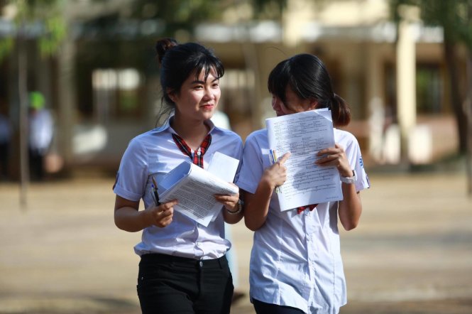 Thí sinh ở Đắk Nông trao đổi bài thi sau khi kết thúc môn Ngoại ngữ - Ảnh: Tiến Thành