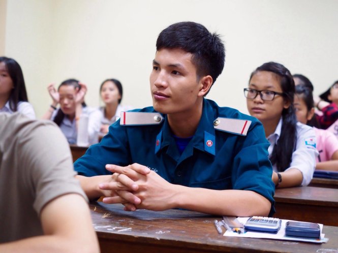 Thí sinh chờ phát đề thi tại hội đồng thi ĐH Thuỷ Lợi - Ảnh: Nguyễn Khánh