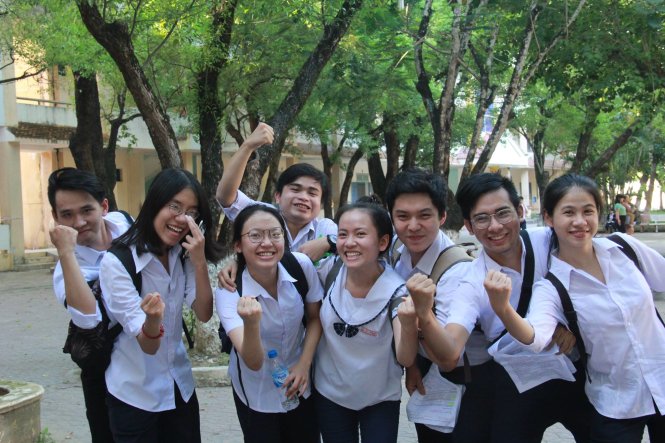 Nhóm thí sinh trường THPT chuyên Lê Khiết thi tại điểm thị trường Trần Quốc Tuấn (Quảng Ngãi) phấn khỏi khi đã thi thành công môn Anh văn - Ảnh: Trần Mai