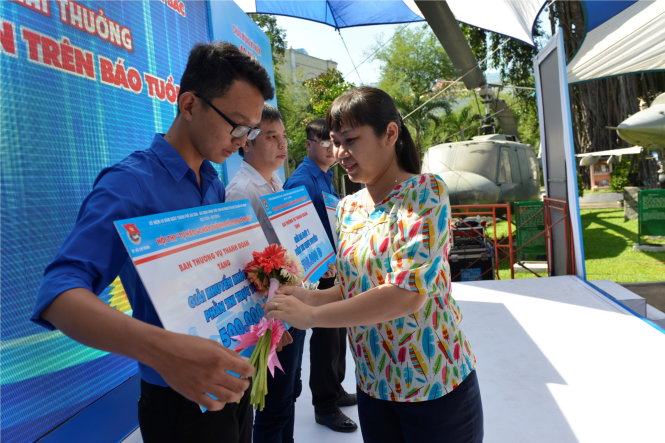 Chị Nguyễn Thị Hương, UVBTV Thành đoàn TP.HCM, Ủy viên Ban biên tập báo Tuổi Trẻ trao giải thưởng cho các thí sinh thi trực tuyến trên báo Tuổi Trẻ Online - Ảnh: DUYÊN PHAN