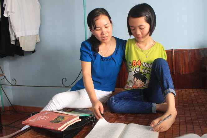 Cô giáo chủ nhiệm Lê Thị Thùy đến phòng trọ hướng dẫn Lê Thị Thắm ôn bài lần cuối trước khi bước vào kỳ thi THPT quốc gia - Ảnh: HÀ ĐỒNG