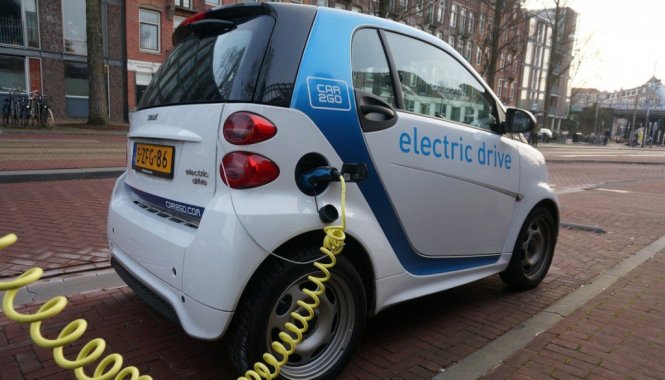 Một chiếc ô tô điện của Bollore đang sạc điện - Ảnh: Alternativeeconomics