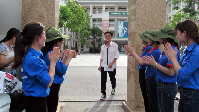 Thí sinh Phùng Quang Thuận tại điểm trường THCS Dịch Vọng Hậu (Cầu giấy) bước ra cổng trường đầu tiên với nụ cười rạng rỡ sau khi hoàn thành bài thi môn tiếng Anh