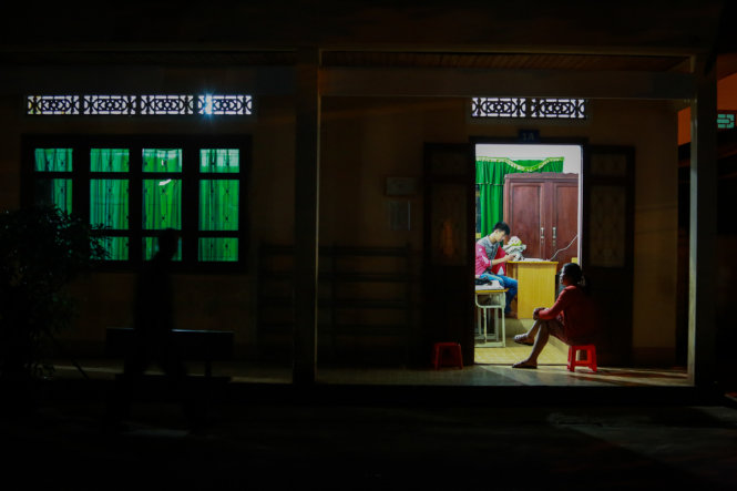Thí sinh vẫn cặm cụi ôn tập bài trong phòng trọ ở Trường tiểu học Nguyễn Bá Ngọc về đêm - Ảnh: TIẾN THÀNH