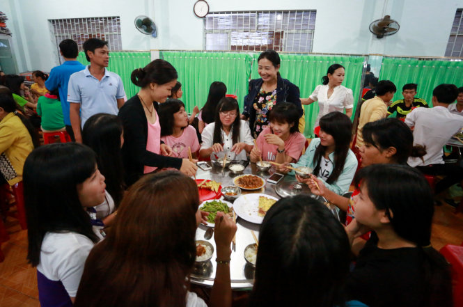 Bữa cơm đầm ấm, tươi vui do chính các thầy cô giáo Trường tiểu học Nguyễn Bá Ngọc nấu dành cho gần 70 thí sinh, phụ huynh có hoàn cảnh khó khăn - Ảnh: TIẾN THÀNH