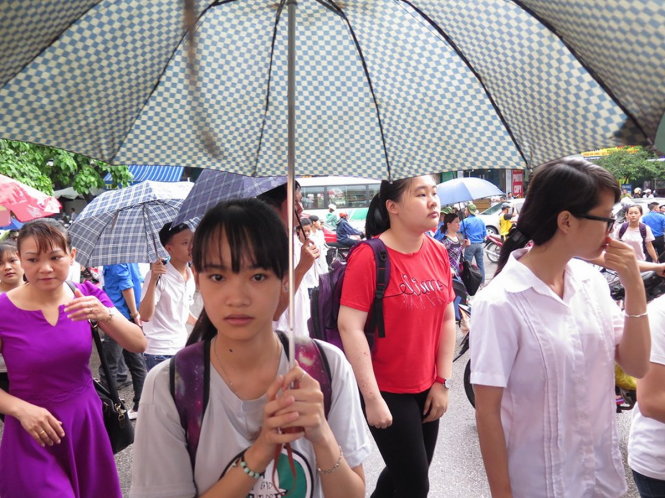 Thí sinh ở Thái Nguyên đi thi trong cơn mưa nhẹ - Ảnh: QUANG THẾ