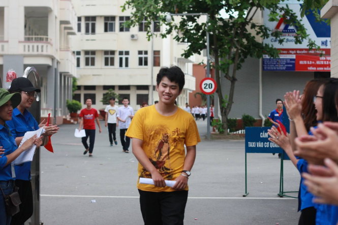Thí sinh tại điểm thi trường ĐH Hàng Hải Việt Nam ra khỏi điểm thi trong tiếng vỗ tay cổ vũ của các sinh viên tình nguyện - Ảnh: TIẾN THẮNG