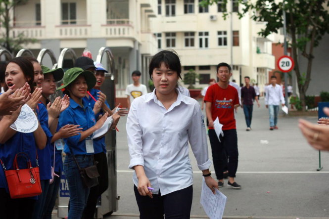Thí sinh tại điểm thi trường ĐH Hàng Hải Việt Nam ra khỏi điểm thi trong tiếng vỗ tay cổ vũ của các sinh viên tình nguyện - Ảnh: TIẾN THẮNG