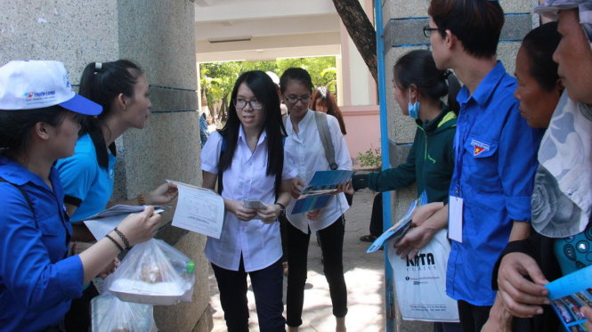 Tại điểm thi Đại học Phạm Văn Đồng nhiều tờ rơi tuyển sinh rơi vãi khắp nơi - Ảnh: TRẦN MAI