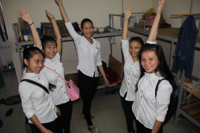 Các thí sinh nội trú Trường THPT Phạm Phú Thứ trước giờ lên đường dự thi - Ảnh: TRƯỜNG TRUNG