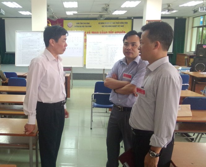 Đoàn kiểm tra Cụm thi số 32 kiểm tra công tác tổ chức thi tại điểm thi Trường Đại học Thái Bình 1 - Ảnh: ĐỨC ANH