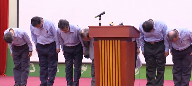 Lãnh đạo Formosa cúi đầu xin lỗi nhân dân và Chính phủ Việt Nam (ảnh cắt từ clip)